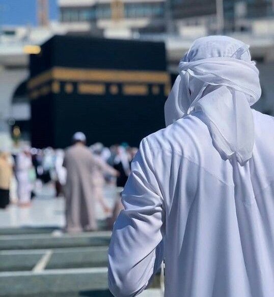 Seseorang sedang beribadah di Ka'bah Mekkah, Arab Saudi